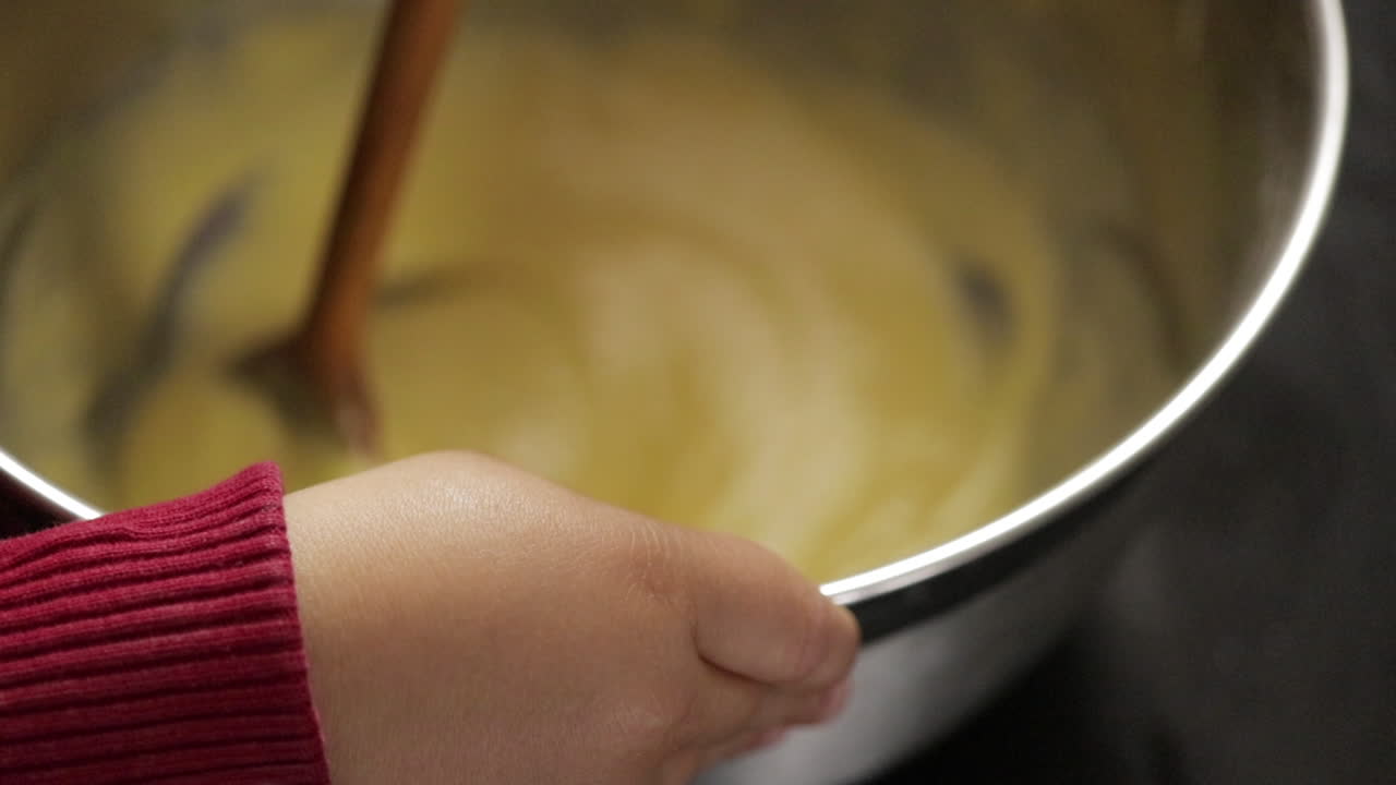 niños haciendo un pastel en casa, enfoque suave de primer plano