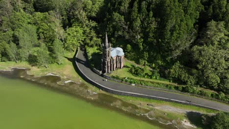 Vista-Aérea-De-La-Capilla-De-Nuestra-Señora-De-Las-Victorias-En-El-Lago-Furnas-En-La-Isla-De-Sao-Miguel,-Portugal---Disparo-De-Drones