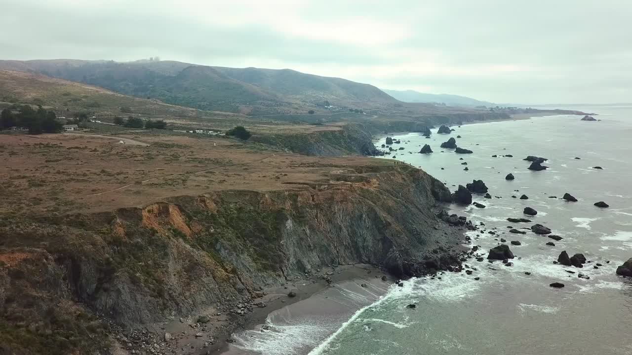 vuelo de aviones no tripulados sobre la costa de la bahía de bodega