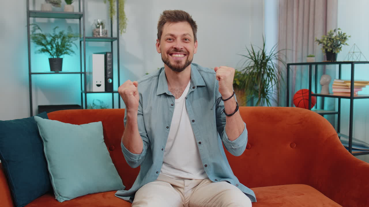 giovane eccitato sorpreso, scioccato dall'improvvisa vittoria, buona notizia di vittoria, festeggiando, wow reazione