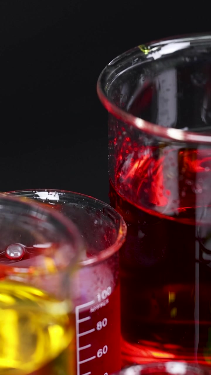 Becher con liquidi colorati e reazione di fumo