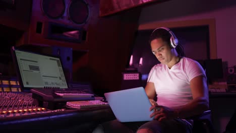 ingeniero de sonido masculino usando una computadora portátil