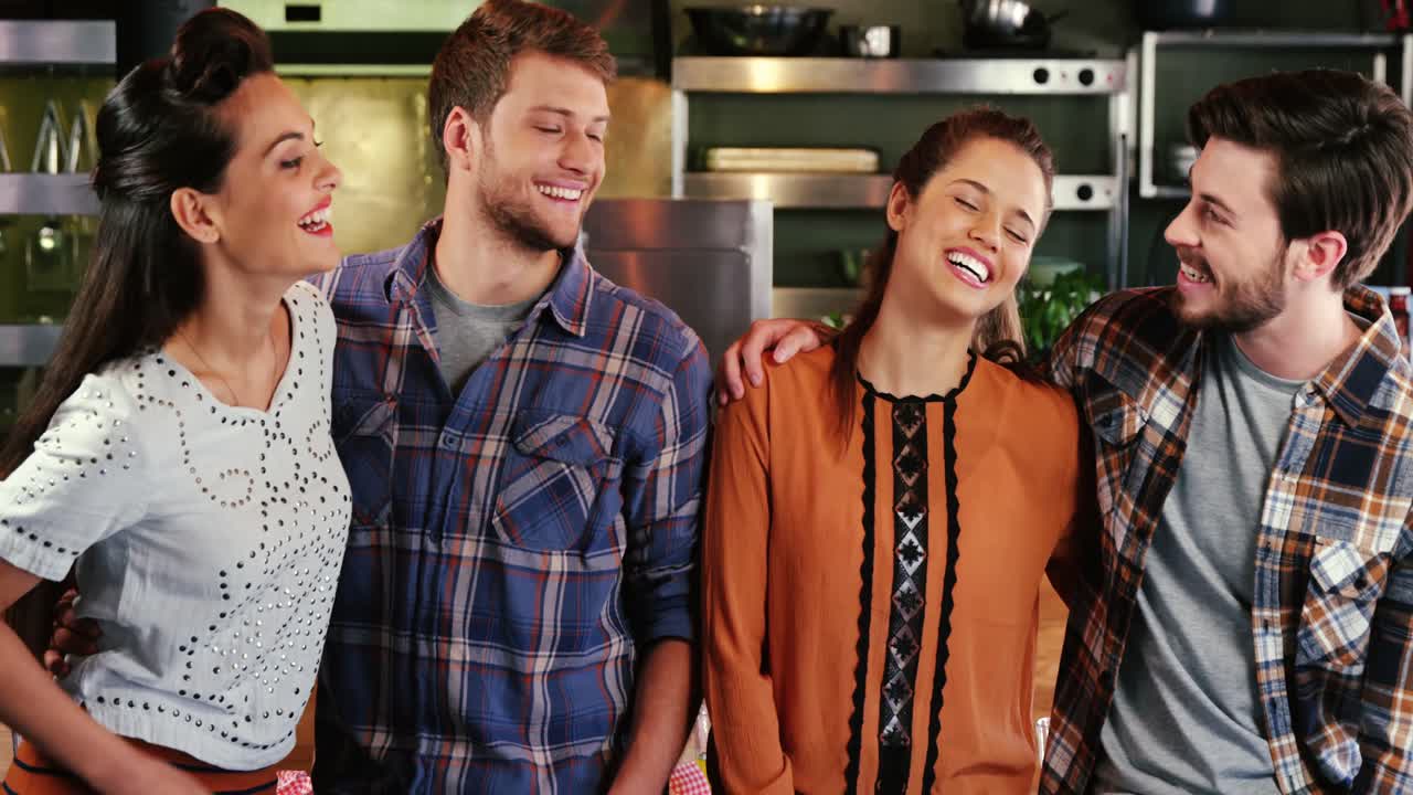 amigos felices disfrutando en el restaurante