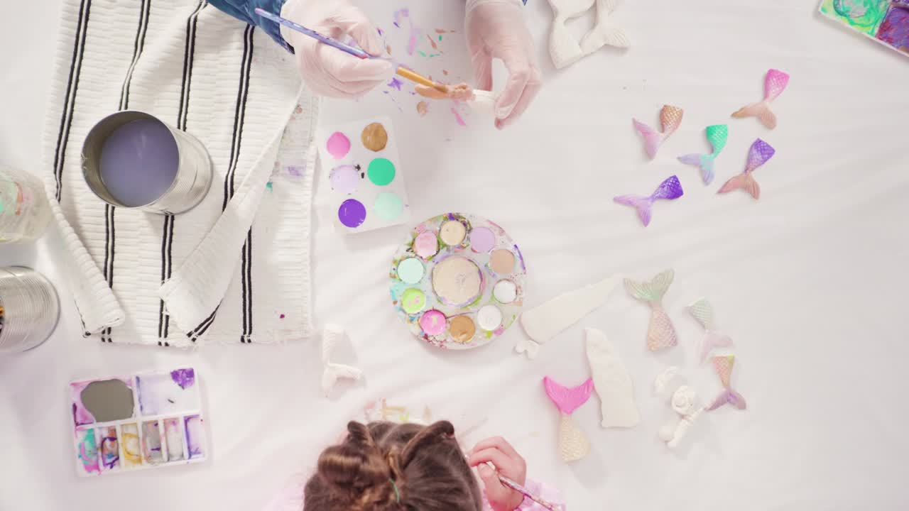 해녀 리와 조개를 아크릴 페인트로 칠하는 것