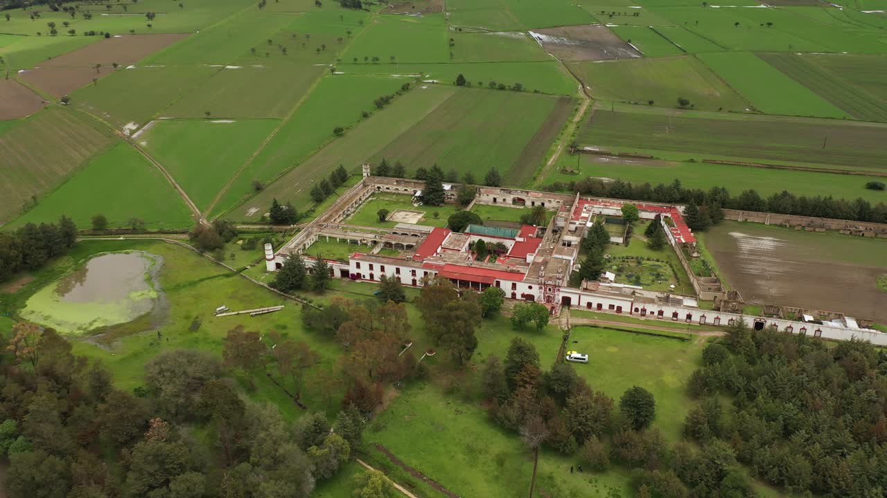 rancho hacienda ixtafiayuca en tlaxcala, méxico - vista aérea de drones