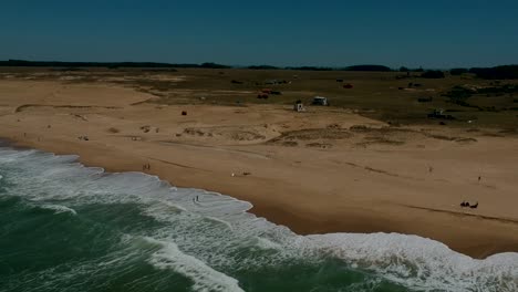 Playa-Costera-De-Rocha-Con-Poca-Gente-Moviéndose