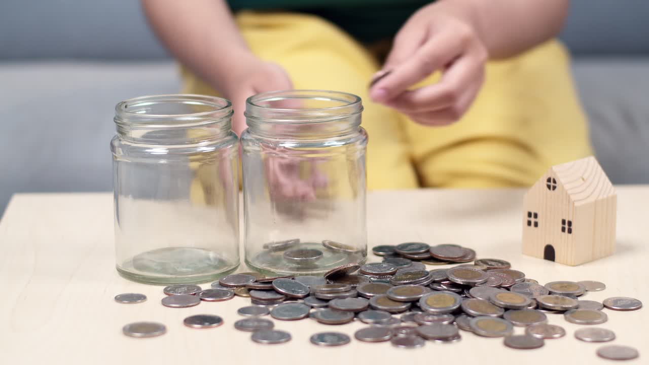 Una persona concentrata organizza monete per il risparmio, illustrando la gestione del budget e la pianificazione finanziaria.