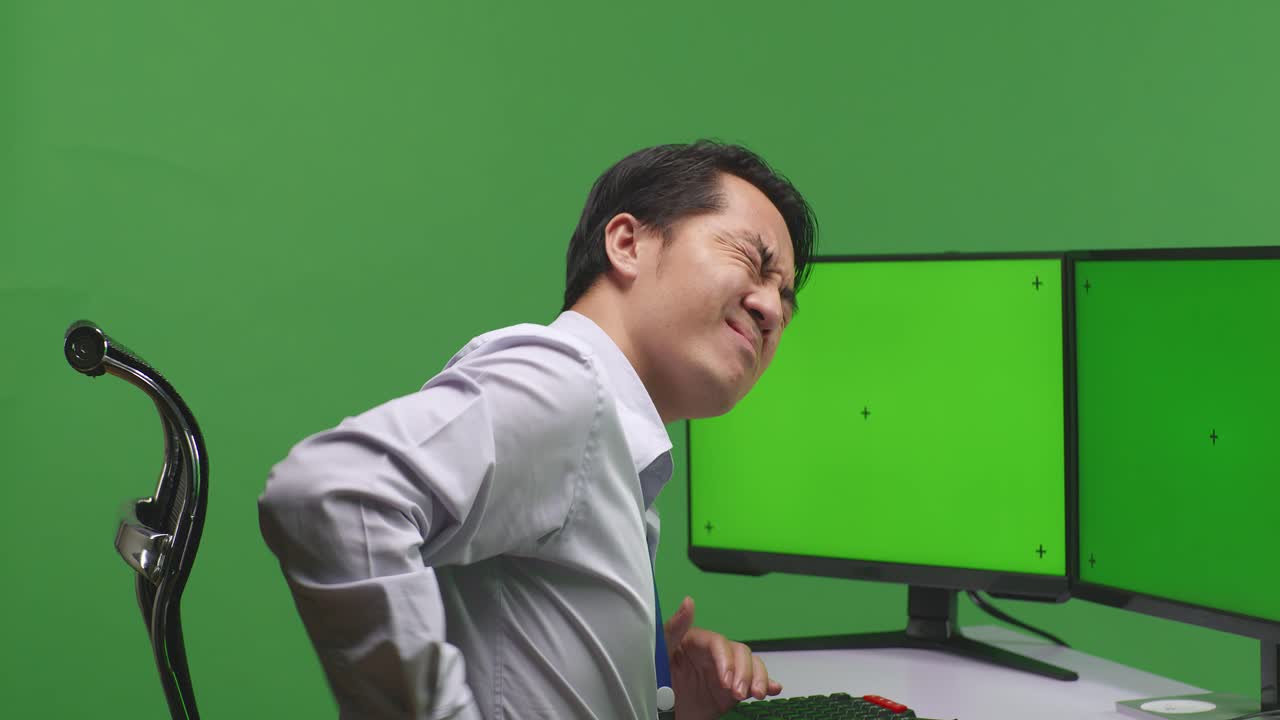 사무실 책상 에서 허리 통증 을 겪고 있는 남자