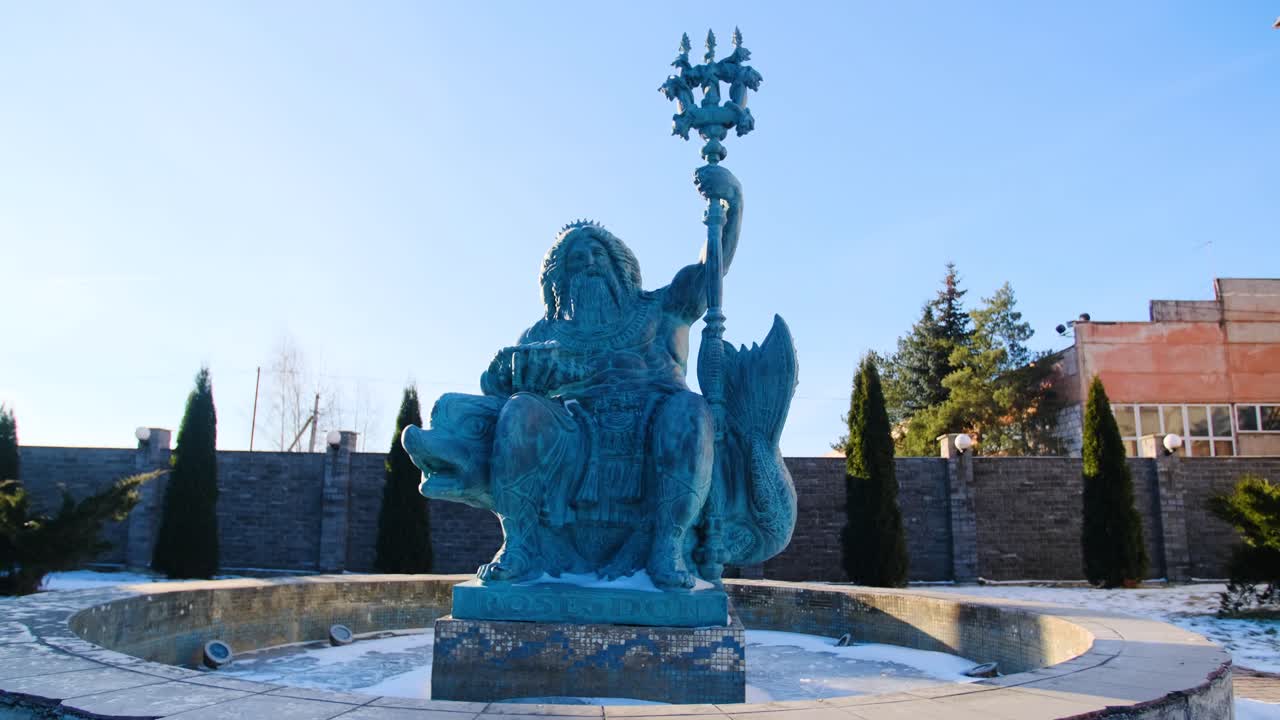 статуя посейдона/нептуна в зимнем парке