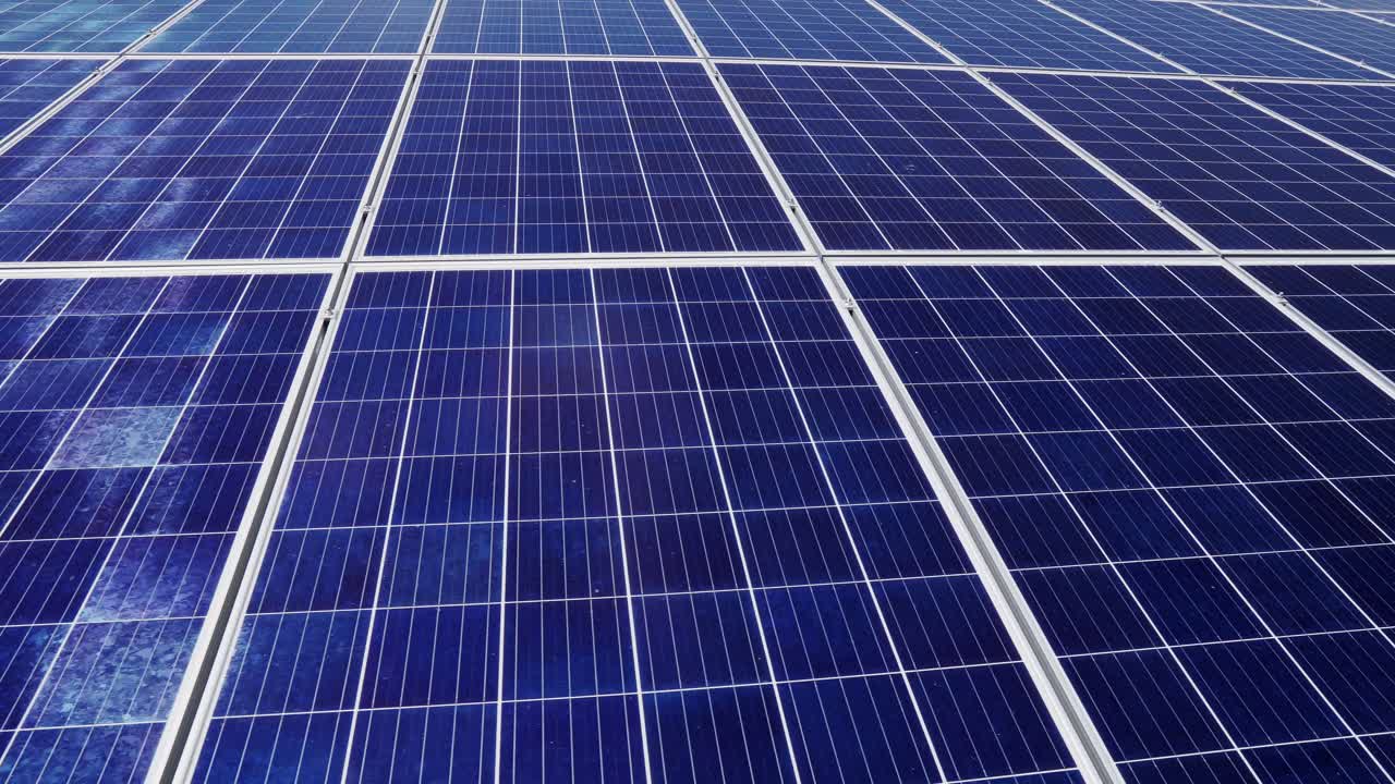 Celle fotovoltaiche di pannelli solari in una centrale solare. Primo piano