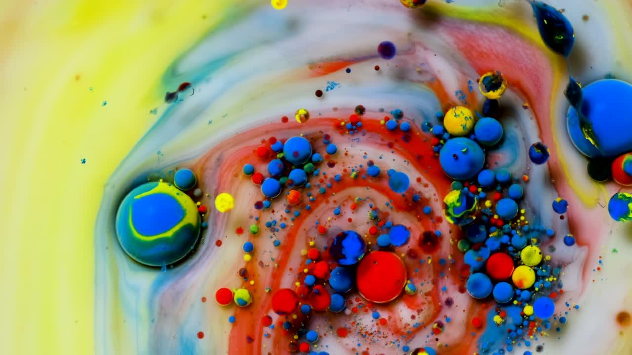 colores de pintura acrílica abstracta movimiento en un fondo amarillo.