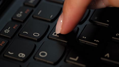 presionando el botón p en el teclado negro