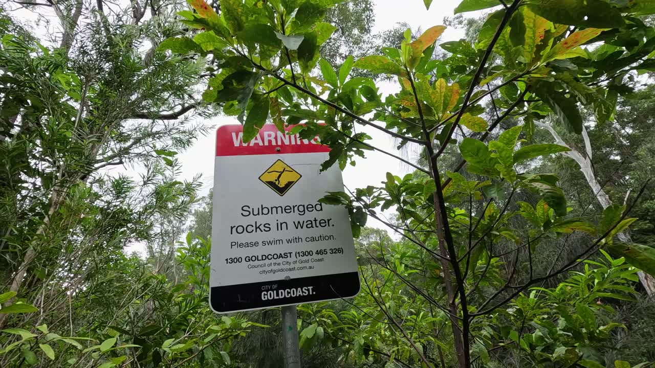 표지판은 물 속에 잠긴 바위에 대해 경고합니다.