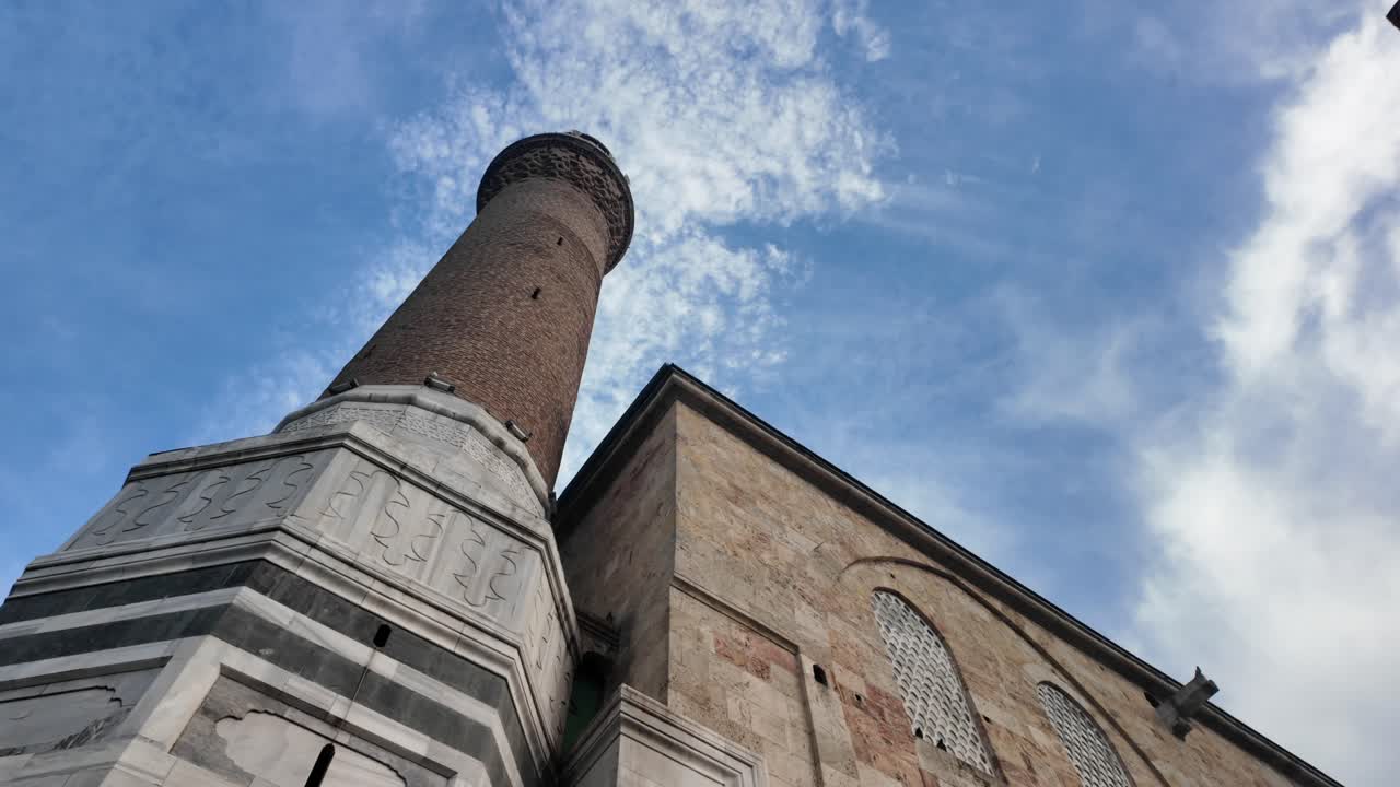 Maestoso Minareto e Edificio della Moschea Sotto un Cielo Nuvoloso
