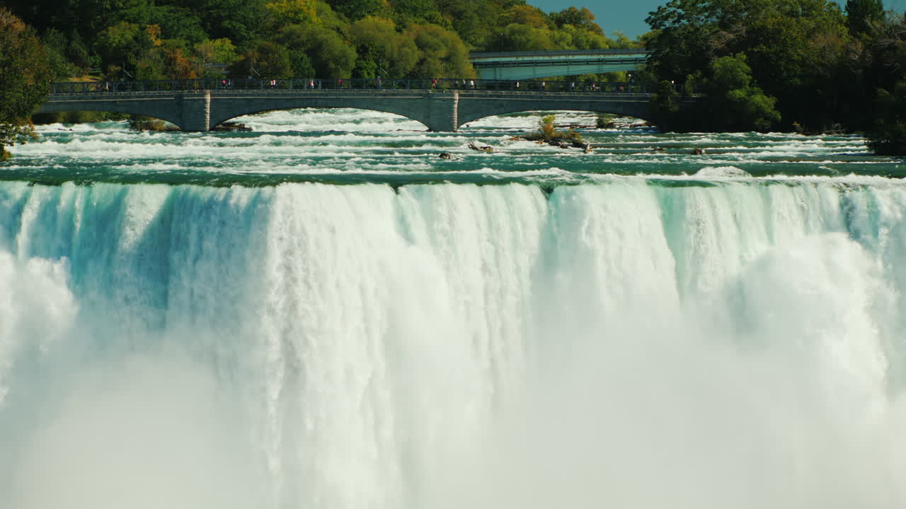 나이아가라 폭포와 나이아가라 강을 가로지르는 다리