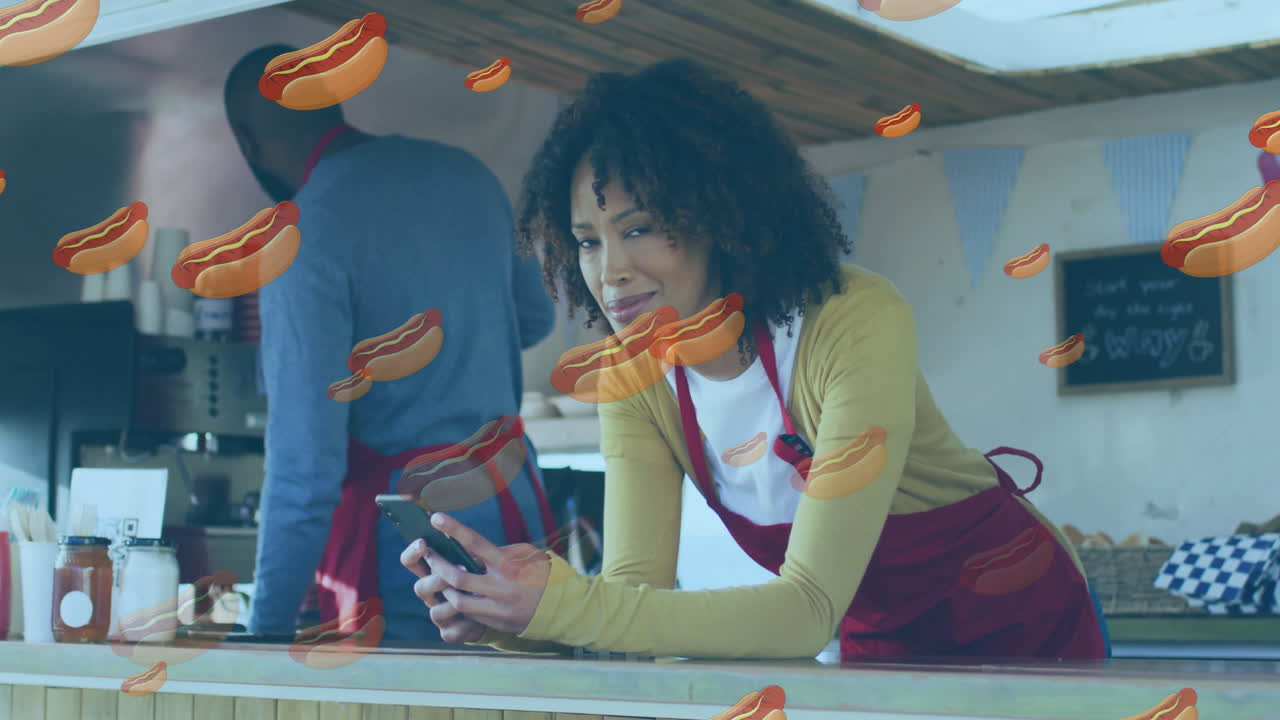animación de hot dog sobre mujer usando teléfono inteligente en el camión de comida
