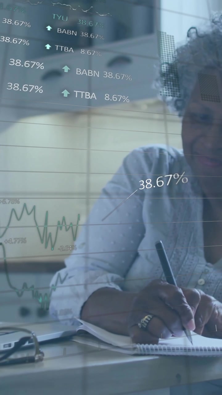 Animation af finansiel databehandling over en afroamerikansk kvinde, der bruger en bærbar computer.