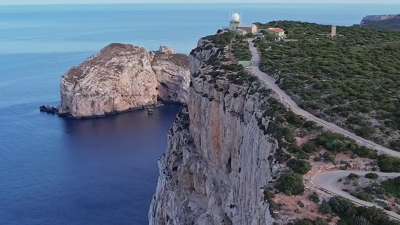 Viste dalle scogliere della Sardegna con vista sul mare e sulle isole