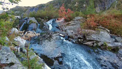 hermosos colores otoñales en las montañas de austria, cascada en cámara lenta 120fps