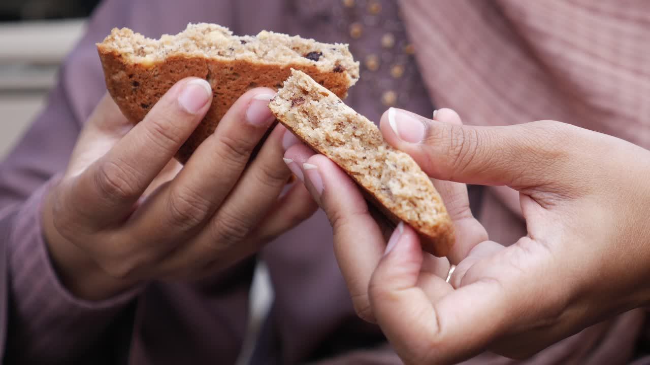 compartiendo una galleta de chispas de chocolate