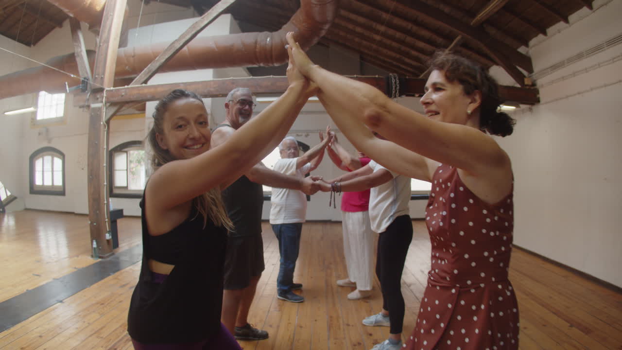 personas en parejas paradas una contra la otra y bailando en el estudio de danza