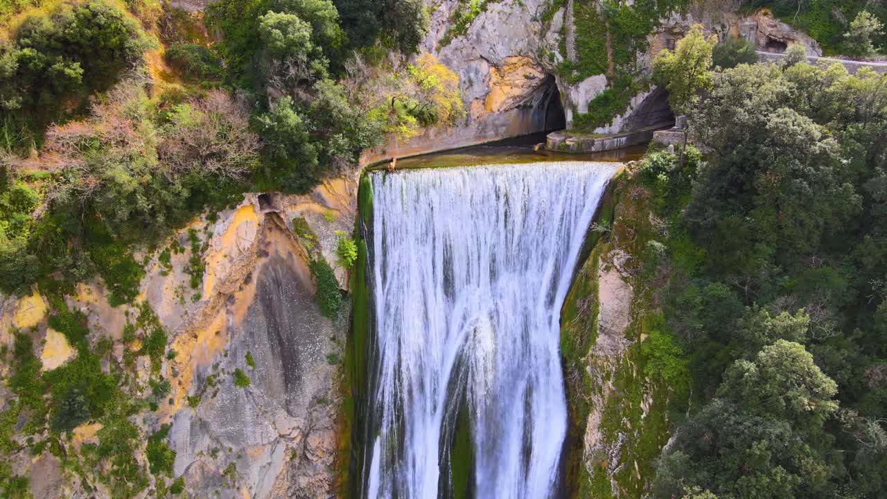 un avión no tripulado asciende mientras mira hacia abajo de una cascada cerca de tivoli, italia