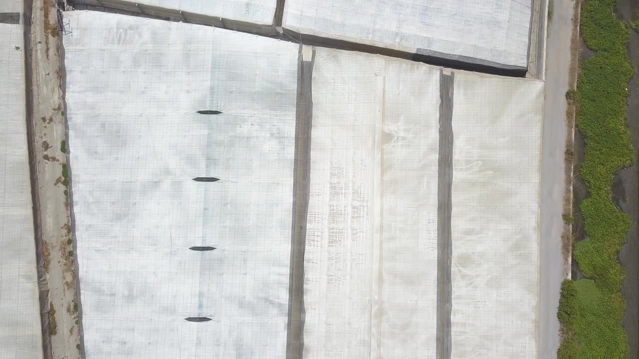 알 메리아의 온실 위로 공중 오버 헤드 내림차순 샷