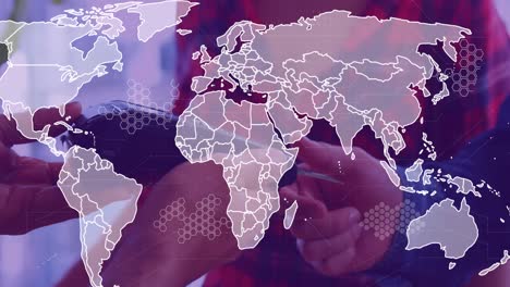 animación de procesamiento de datos con mapa del mundo sobre diversas personas que pagan con tarjeta de crédito
