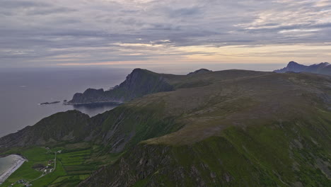 Stave-Noruega-Aérea-V3-Vista-Panorámica-Cinematográfica-Que-Captura-El-Océano-Atlántico-Norte-Y-Los-Espectaculares-Terrenos-Montañosos,-Un-Entorno-Natural-Pacífico-E-Intacto---Filmado-Con-Mavic-3-Cine---Junio-De-2022