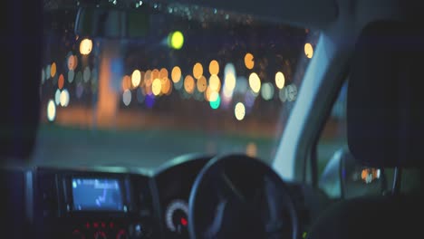 el coche vacío se encuentra en la carretera de la ciudad de la noche