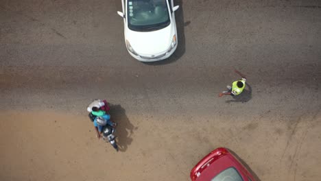 hombre dirigiendo el tráfico en el cruce en accra, ghana