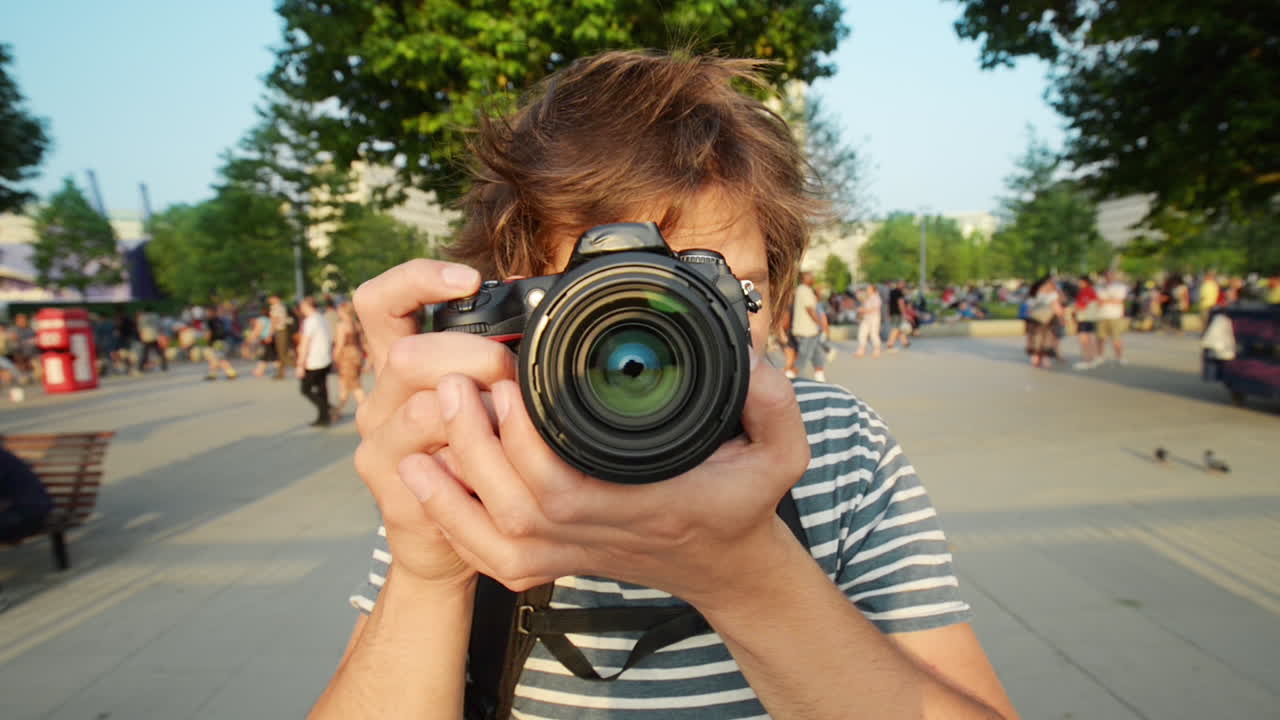 Fotografo di viaggio turista che fotografa la città di Londra al tramonto