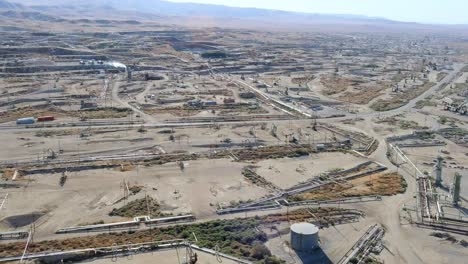 vista aérea volando a través de los vastos campos petrolíferos del triángulo de missouri paisaje de arena seca de california