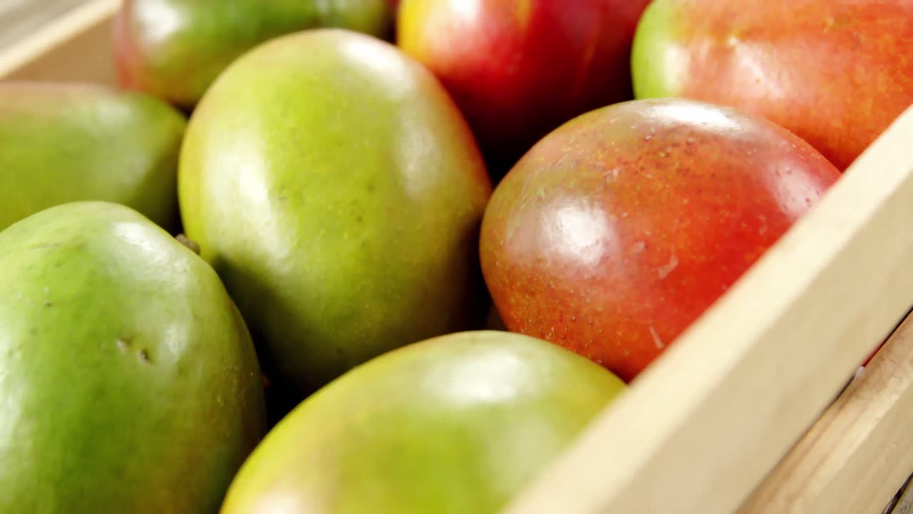 primer plano de los mangos rojos