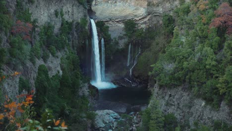 Toma-De-Establecimiento-De-Una-Cascada-Con-Rocas-Y-Vegetación-Alrededor-En-Un-Parque-Nacional-De-Chile