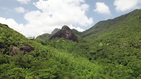 Drone-Sobre-El-Parque-Nacional,-Sendero-Natural-Anse-Major,-área-De-Parque-Nacional-Intacta,-Una-Enorme-Roca-En-El-Centro