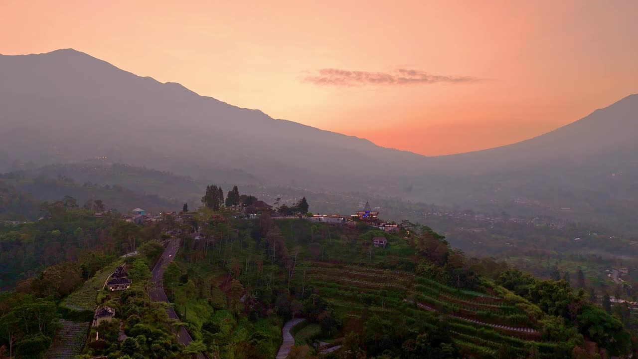 vista aérea del destino turístico "ketep pass" a la hora del amanecer con el monte merbabu y el volcán merapi en el fondo