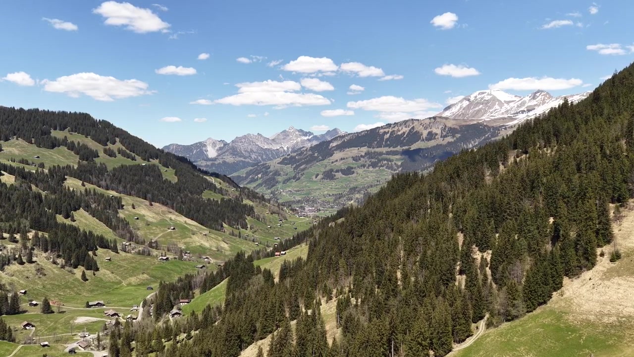 Berner Alperne, schweizisk alpedal, bjergferiedestination, Schweiz, udendørs luftfoto.