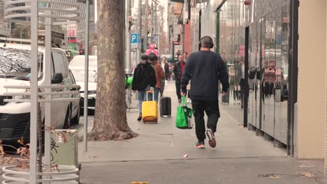 personas caminando por la calle urbana con tráfico