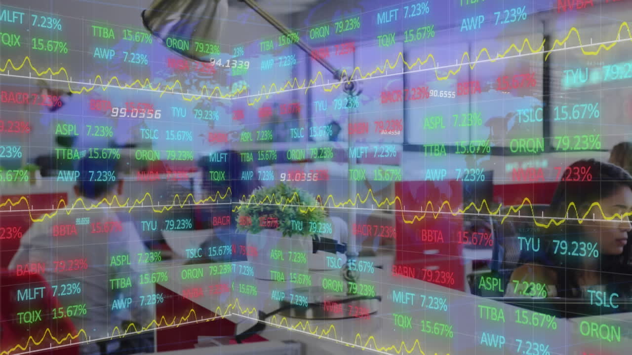 Animación del procesamiento de datos financieros sobre diversas personas de negocios en la oficina