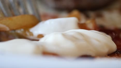 cerca de la comida griega con yogur, tomates y papas fritas