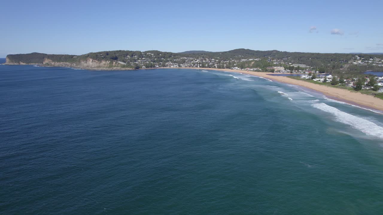 playa de arena dorada en el pintoresco pueblo costero de avoca beach en la costa central de nueva gales del sur en australia