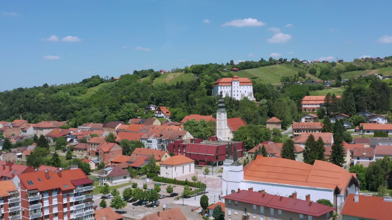 Klokketårnet på Lendava slott i bybildet av Lendava i Prekmurje-regionen, Slovenia.