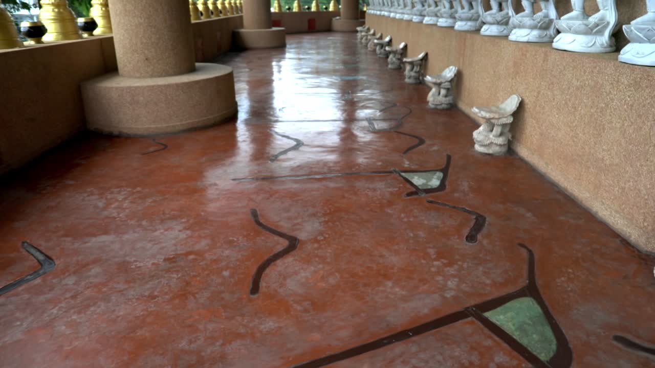 방콕의 사원에서 아름다운 사원 동상을보고