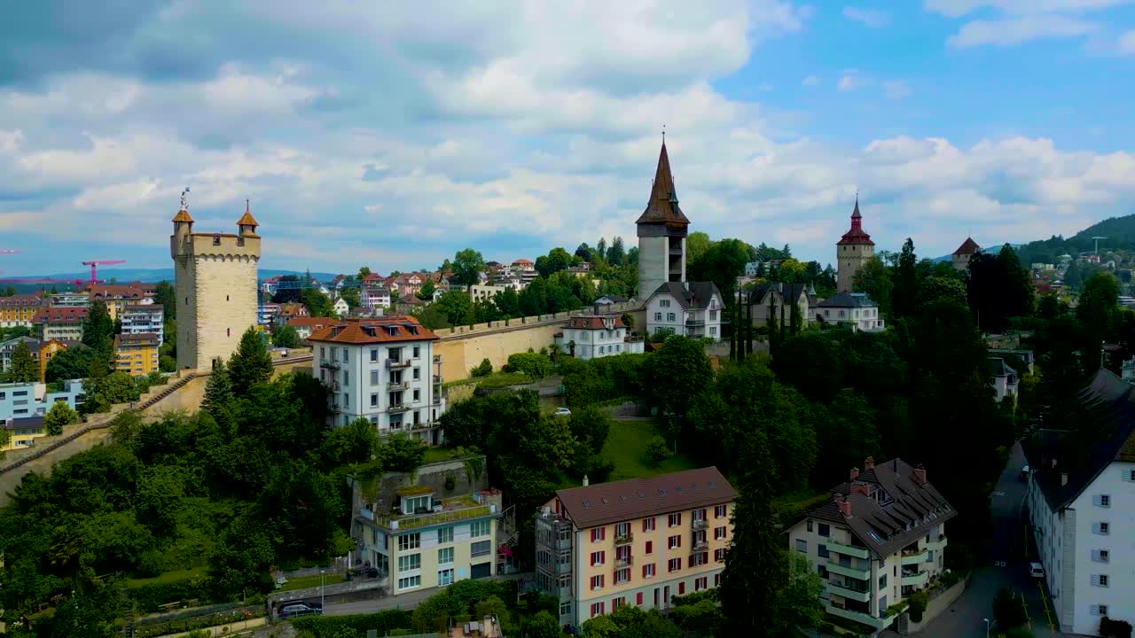 video de drones en 4k de las torres nölliturm, männliturm, luegislandturm, wachtturm, zytturm, schirmerturm, pulverturm y dächliturm en el muro de musegg en lucerna, suiza