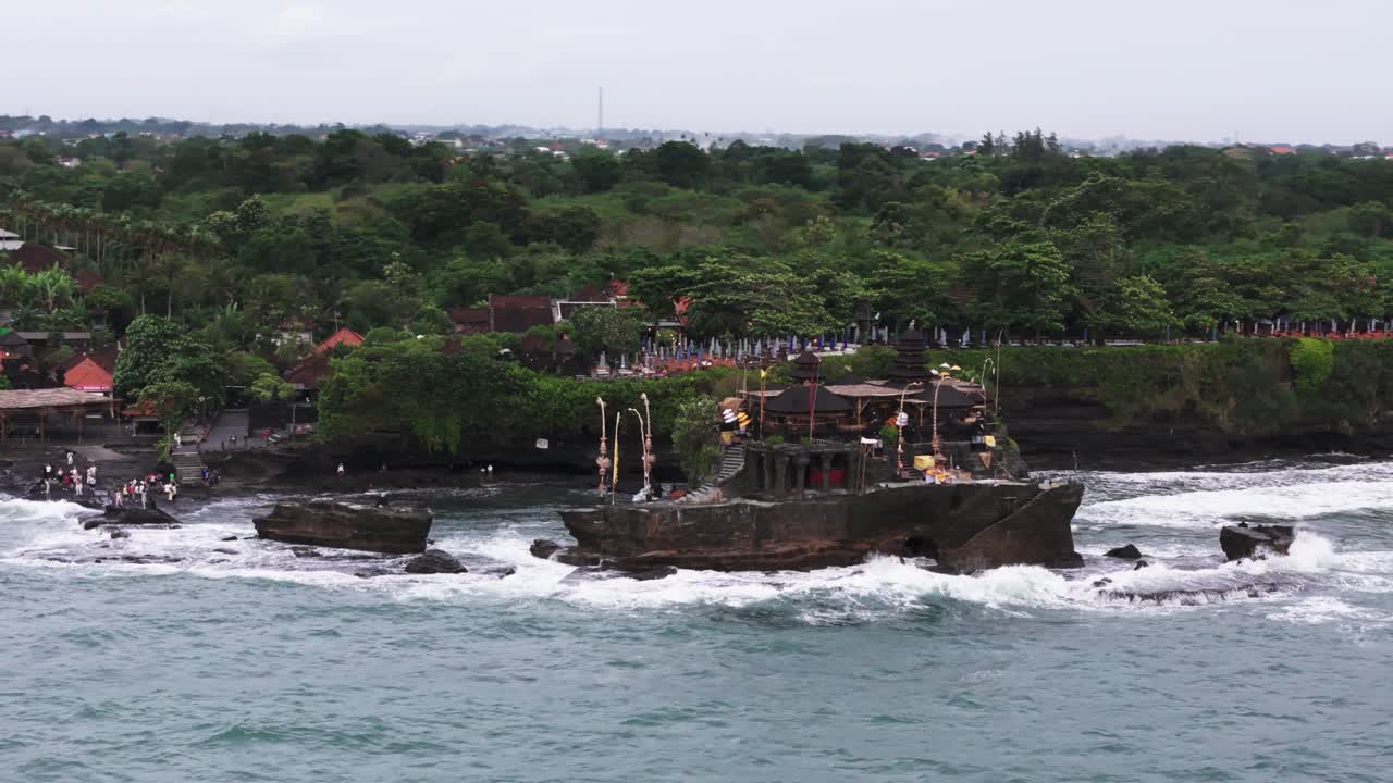 Vista del tempio di Tanah Lot dal mare, giornata nuvolosa