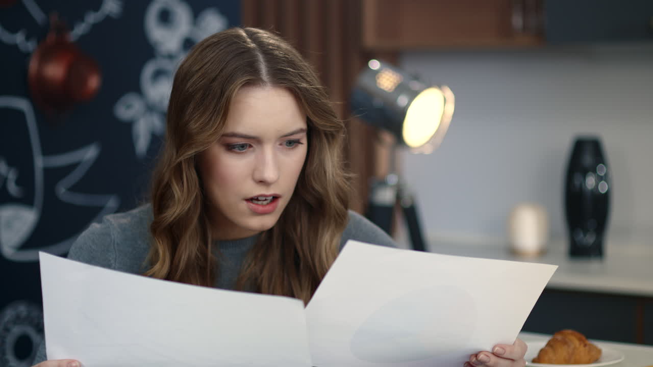 가정 사무실에서 재무 서류의 결과를 비교하는 놀라운 사업가.