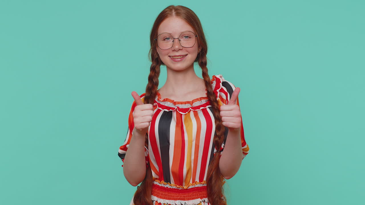 la chica pelirroja levanta el pulgar está de acuerdo o da una respuesta positiva recomienda el anuncio le gusta bien