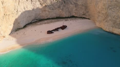 Luftaufnahme-Des-Navagio-Strandes-Mit-Schiffswrack-In-Zakynthos,-Griechenland