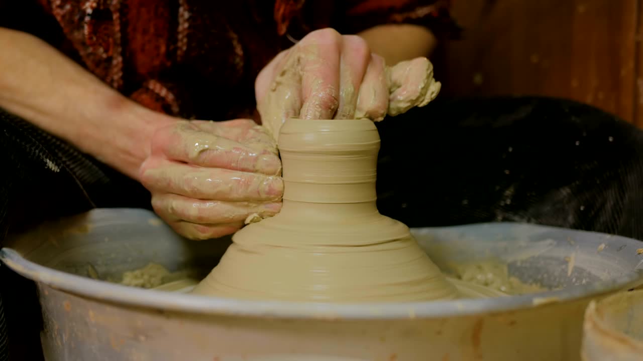 alfarero profesional que hace cerámica en el taller